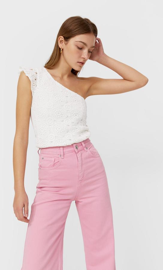 En color blanco, con detalle de volante en el hombro y forro interior, este top crochet de manga asimétrica es de Stradivarius, cuesta 17,99 euros y está disponible en las tallas S, M y L.