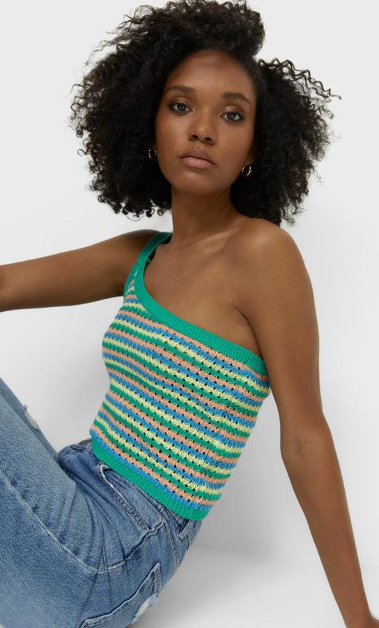 Con escote y tirante asimétrico, este top de Stradivarius en verde, amarillo pastel, naranja y azul con diseño de líneas horizontales cuesta 15,99 euros y está disponible en las tallas S, M y L.