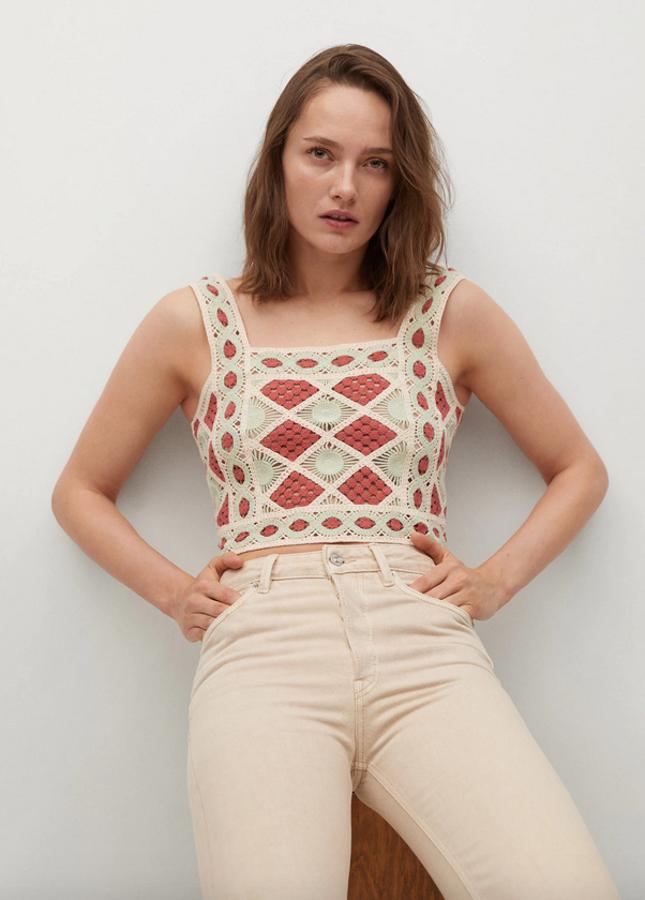 En curdo, verde pastel y coral, este precioso top crochet de Mango en crochet de punto calado es de diseño crop entallado, con escote recto y tirantes anchos. Cuesta 25,99 euros y está disponible entre las tallas XS y XL.