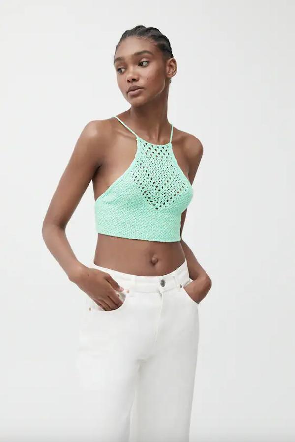 Disponible en blanco y en menta claro, este top crochet de Pull&Bear con cuello halter, espalda cruzada y detalle de tiras tiene un precio de 15,99 euros y está disponible en las tallas S, M y L.
