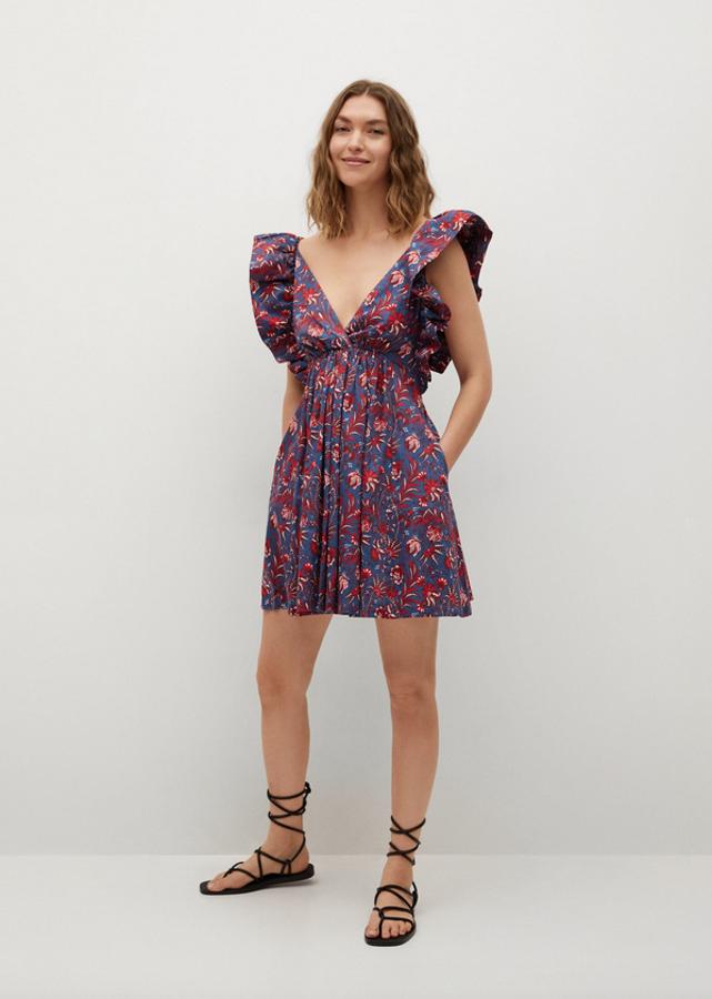 Diseño acampanado en tejido fluido para este vestido de Mango de fondo azul y estampado de flores rojas y blanco. Con escote de pico y espalda abierta con tirantes cruzados, cuesta 69,99 euros y está disponible entre las tallas XS y XL.