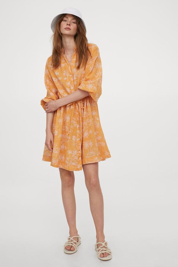 Disponible en la web de H&M exclusivamente, este vestido en mezcla de lino de diseño corto vaporoso viene con cordón de ajuste en la cintura, cuello elevado corto con abertura en V y cierre de botones frontal. Con mangas voluminosas con ribete y canesú doble fruncido en hombros y espalda, tiene un precio de 29,99 euros y podemos encontrarlo entre las tallas XS y XXL.