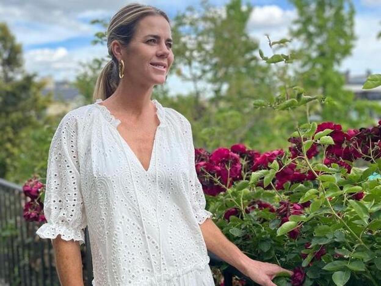 Haz click en la imagen para descubrir otros 15 vestidos blancos que te van actualizar cualquier look de verano a cualquier edad.