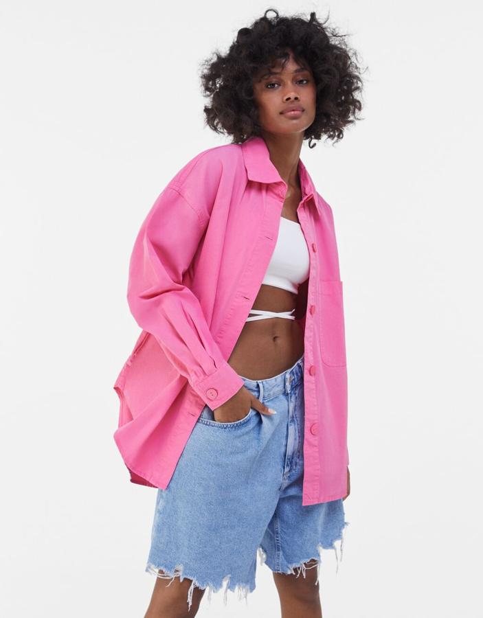 Camisa de popelín XL, de Bershka (15,99 €).