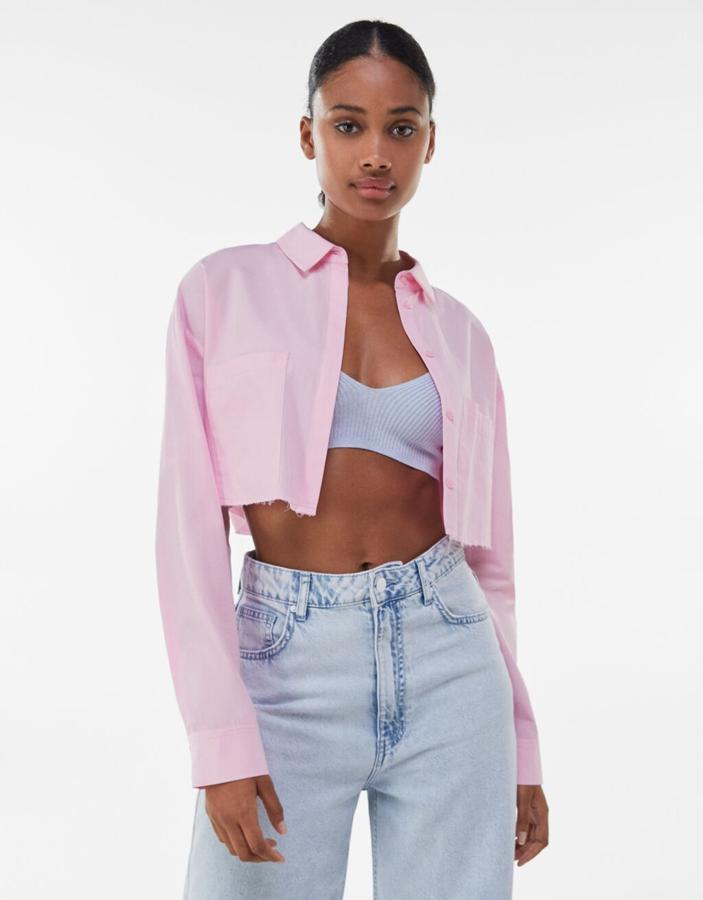 Camisa de algodón cropped, de Bershka (15,99 €).
