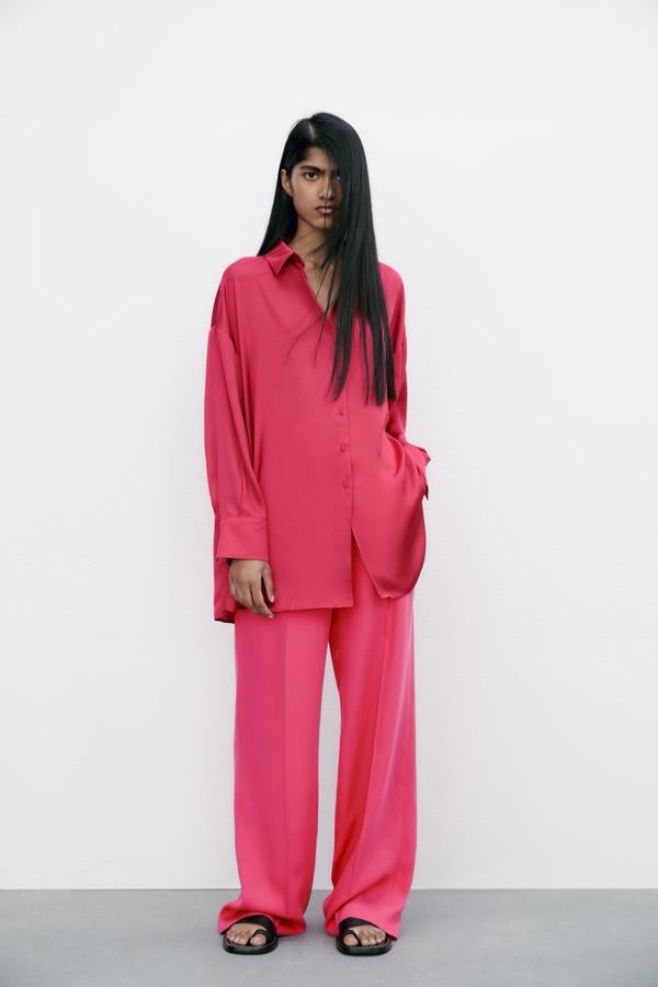 Camisola fluida de satén de manga larga, de Zara (22,95 €).