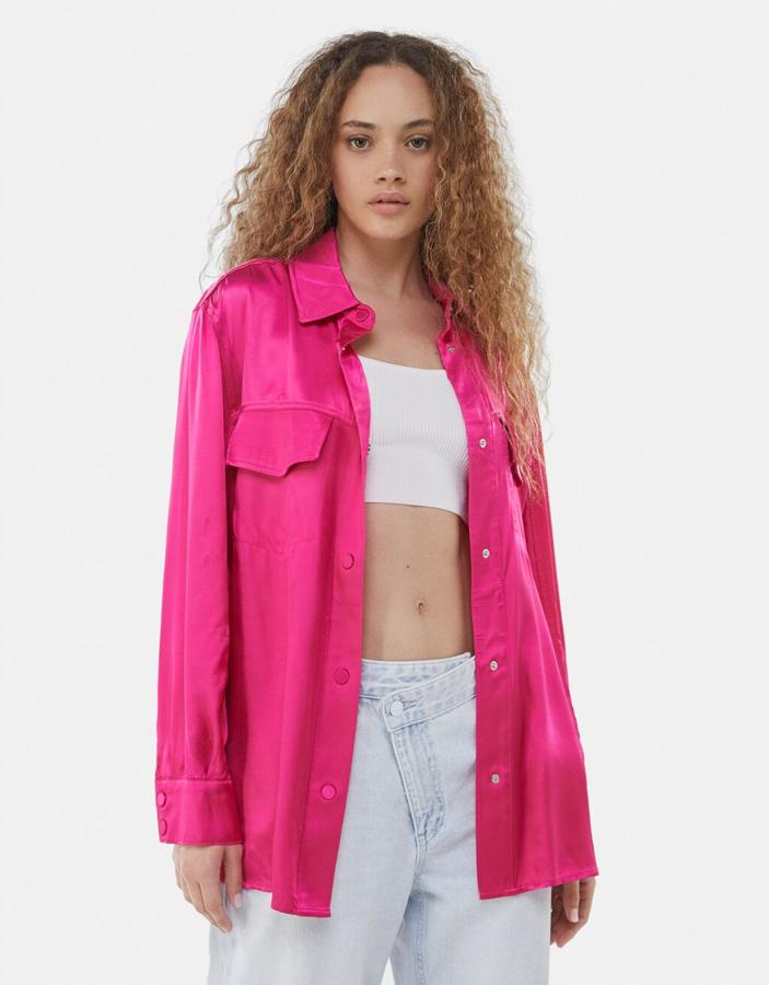 Camisa satinada de manga larga, de Bershka (15,59 €).