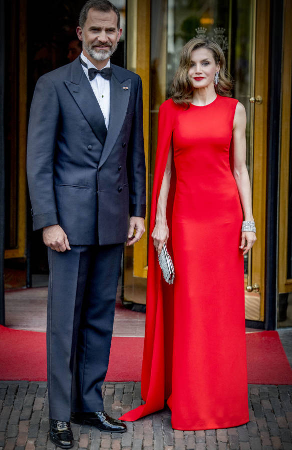 Otra vez de rojo, color que entusiasma a la reina, pero en esta ocasión de Stella McCartney, una de las marcas internacionales que más le gustan. Fue uno de los primeros diseños con capa que se vio y que luego han lucido Máxima de Holanda o Catalina de Cambridge. La reina lo escogió para celebrar los cincuenta años del rey Guillermo de Holanda, el 29 de abril de 2017. Lo aderezó con largos pendientes de brillantes en forma “chandelier”. Fue un total acierto.