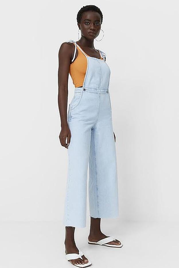 Peto largo denim de Stradivarius (29,99 euros).