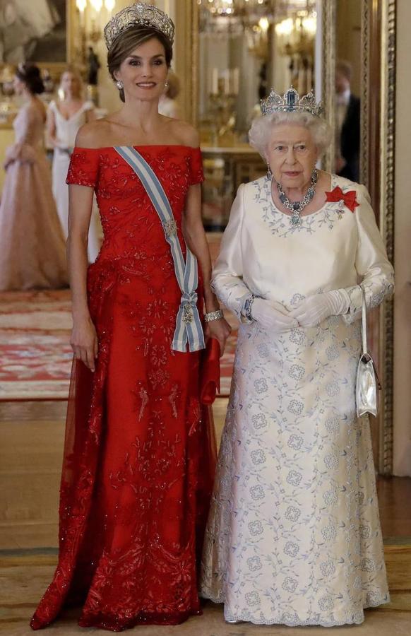 En su viaje de Estado al Reino Unido en 2017, doña Letizia se apoyó de nuevo en Felipe Varela. En una cena de gala en Buckingham, lució un espectacular vestido rojo bordado en pedrería del mismo color, con escote recto y manga corta. Doña Letizia escogió para la ocasión la tiara de la Flor de Lis y los pendientes de chatones.