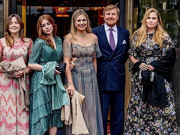 Los Reyes y sus hijas en el concierto homenaje a la Reina Máxima de Holanda por su 50 cumpleaños.