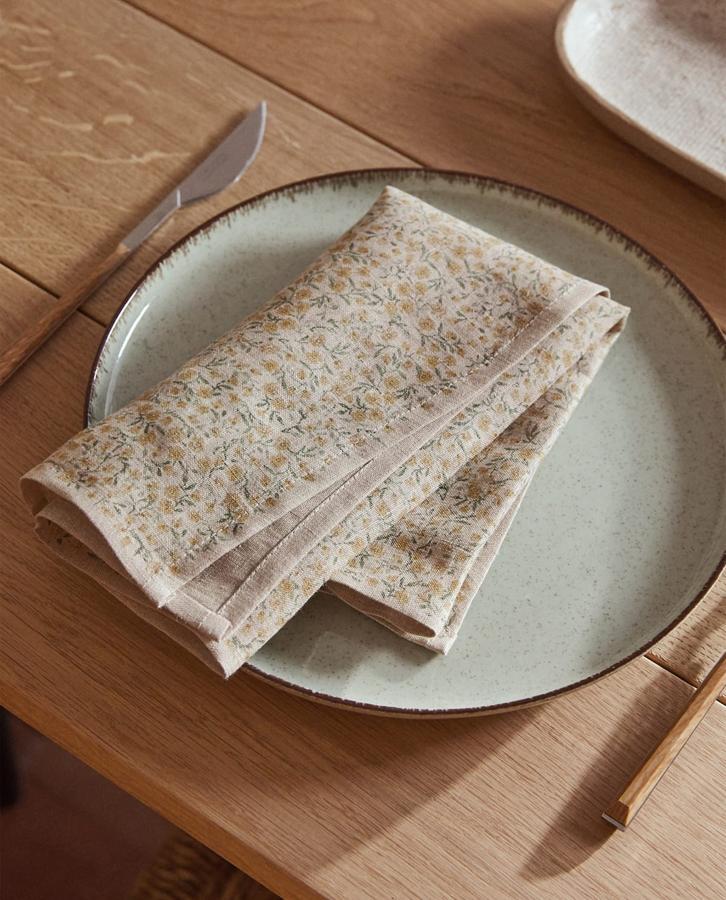 Este juego de dos servilletas de lino con estampado floral tiene un precio 12,99 euros. Cuenta con unas medidas de 45x45 centímetros.