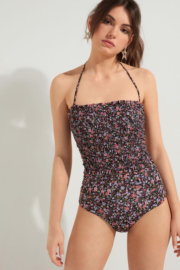 Bañador con nido de abeja y estampado de flores de Tezenis (25,90 euros)