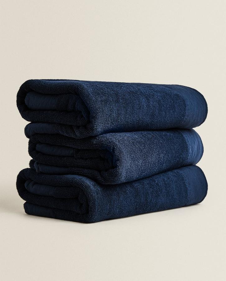 En color azul, esta toalla de playa de 100x180 centímetros en tejido de lino está disponible por 39,99 euros.