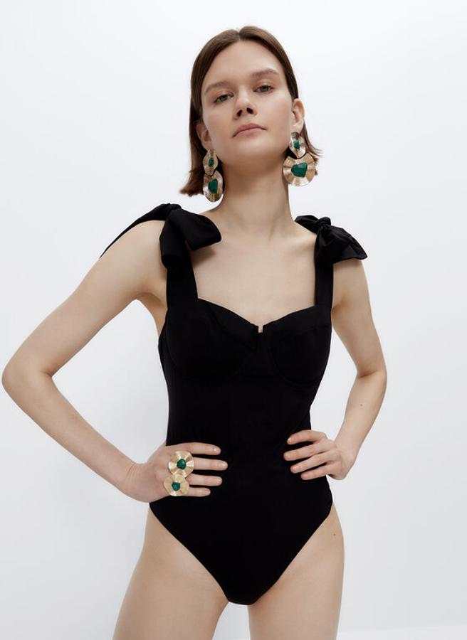 Bañador negro con lazadas de Uterqüe (69 euros)