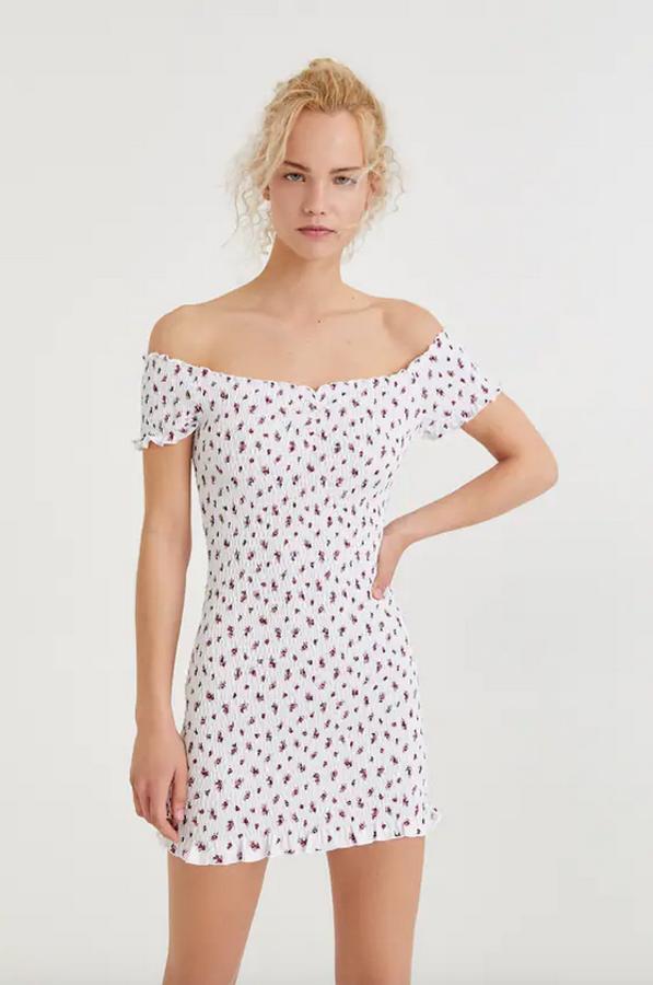 Este vestido blanco con estampado de flores mini en color berenjena viene con escote tipo barco y silueta ajustada, gracias a su diseño de nido de abeja en toda la prenda. Es de Pull&Bear, cuesta 17,99 euros y está disponible entre las tallas XS y XL.