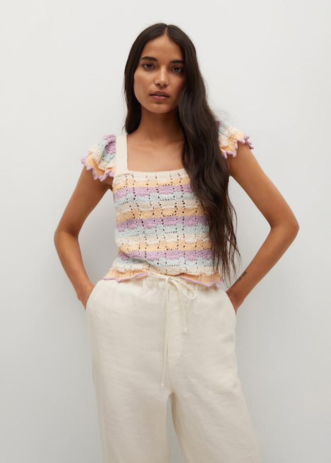 Top de punto calado de algodón (19,99 €), y pantalones de lino con cinturilla elástica (29,99 €), ambos de Mango.