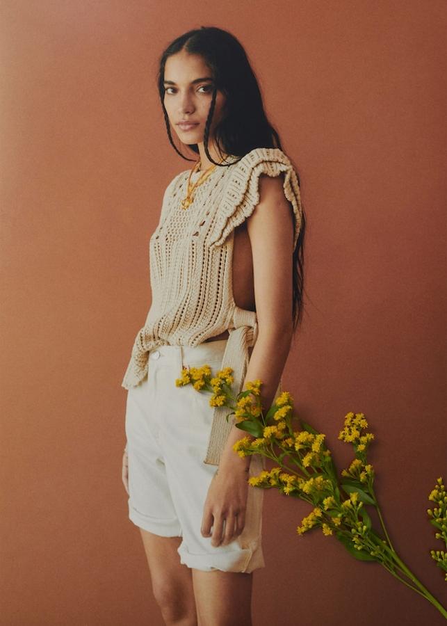 Top de punto calado de algodón con volantes en los hombros (25,99 €) y bermudas de lino (25,99 €), ambos de Mango.