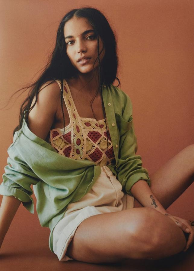 Crop top de tirantes de crochet (25, 99 €) y camisa de lino de manga larga (29,99 €), ambos de Mango.