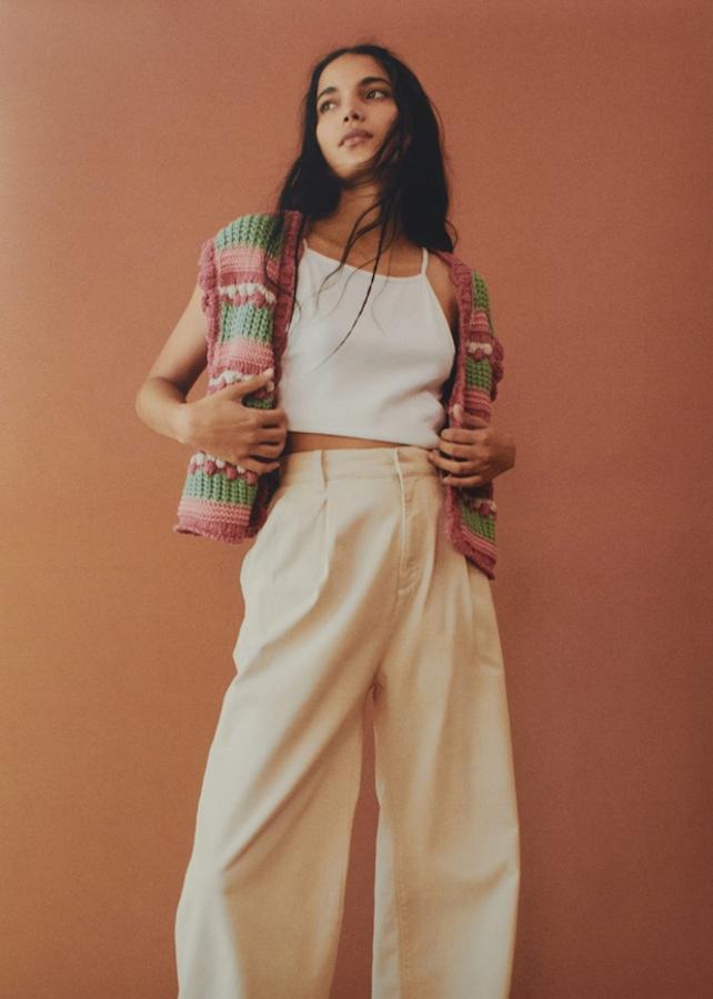 Chaleco de punto combinado con borlas (29, 99 €) y pantalones de lino de tiro alto (29,99 €), ambos de Mango.