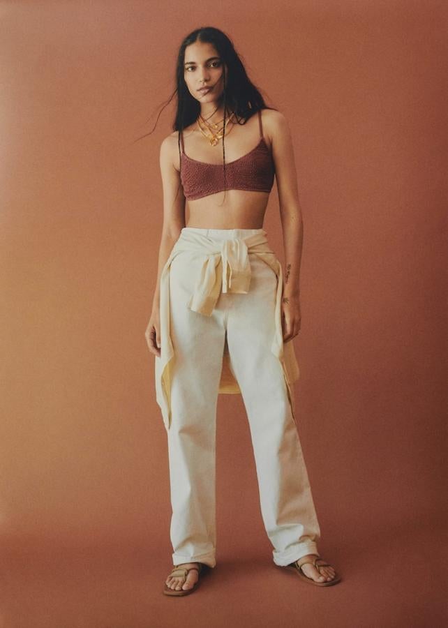 Top bandeau de ganchillo (19,99 €) y pantalones de lino de tiro alto (29,99 €), ambos de Mango.