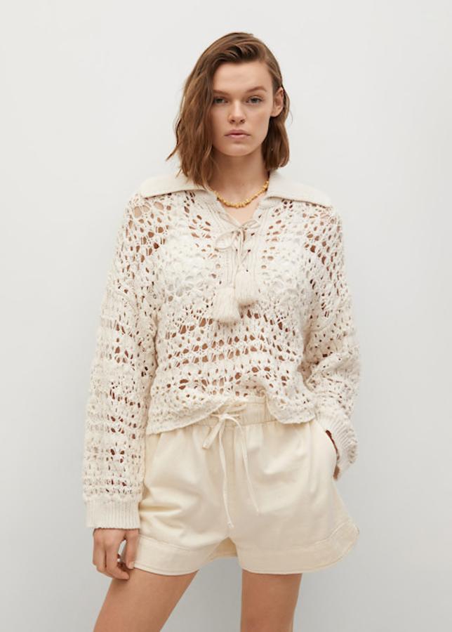 Jersey de punto calado con pompones (29,99 €) y bermudas de lino (25,99 €), ambos de Mango.