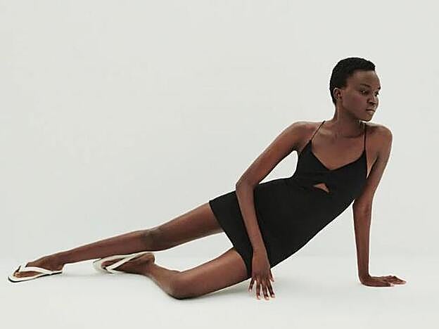 Vestido negro corto de Zara.