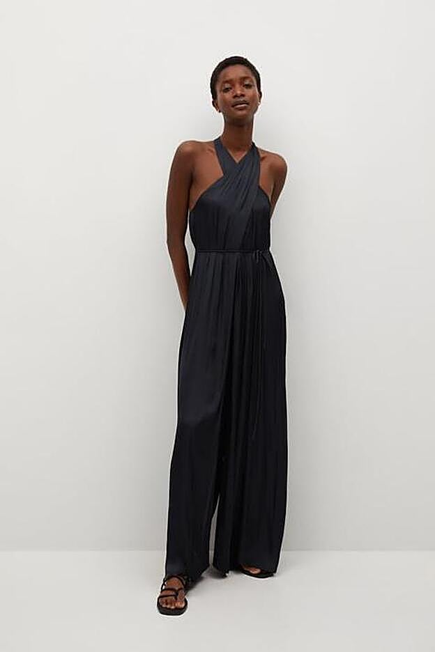 Mono largo en color negro con escote halter cruzado de la colección de verano de Mango (49,99 euros)