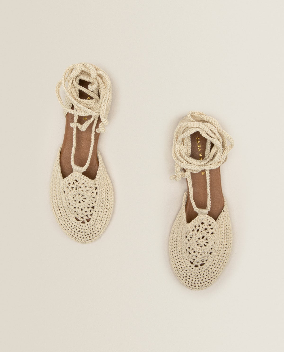 Bailarinas crochet de Zara Home que van atadas en la pierna y en un color crudo precioso. Ideales para looks románticos que rejuvenecen a cualquier edad. (39,99 euros). Disponibles solo en las tallas 36, 37, 38 y 39.