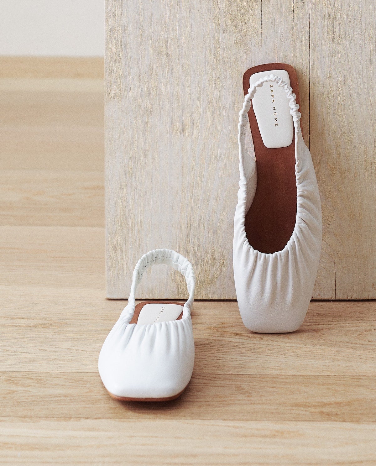 Bailarinas blancas fruncidas y destalonadas con punta cuadrada. ¡Pura tendencia! (45,99 euros).