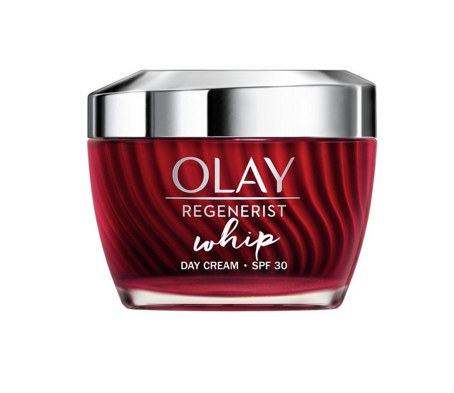 Crema Hidratante Ligera Regenerist Whip de Olay, una crema de día con ingredientes antiedad y factor solar 30 para combatir las arrugas y proteger a la piel de los rayos más dañinos del sol. Ilumina y aporta firmeza y tonificación. Su acabado es mate y se absorbe con rapidez.