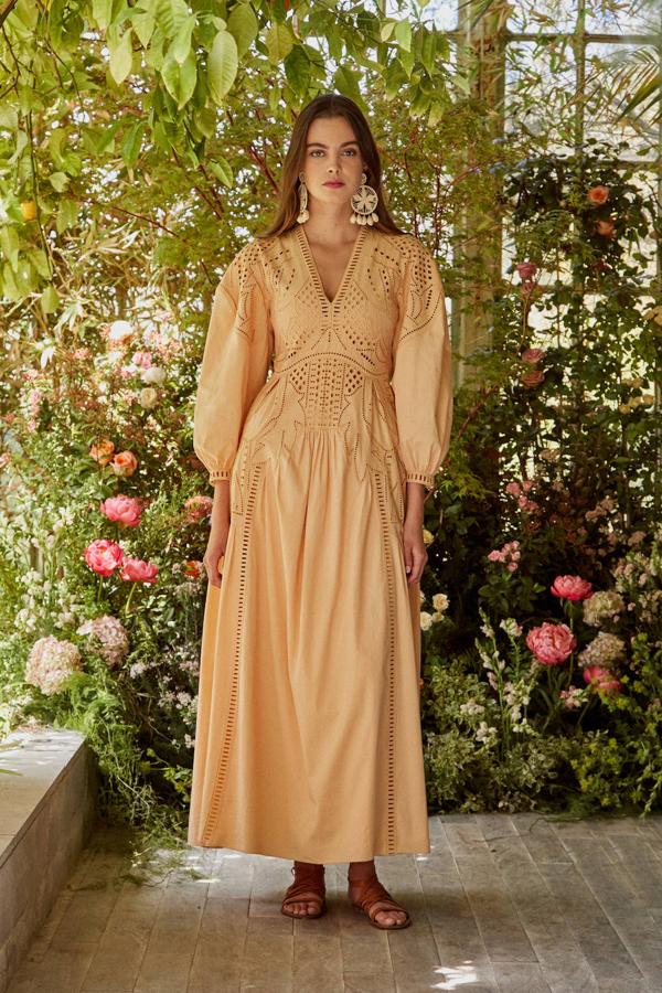 Vestido de Alberta Ferretti, zapatos de Gloria Ortíz y pendientes de Mercedes Salazar