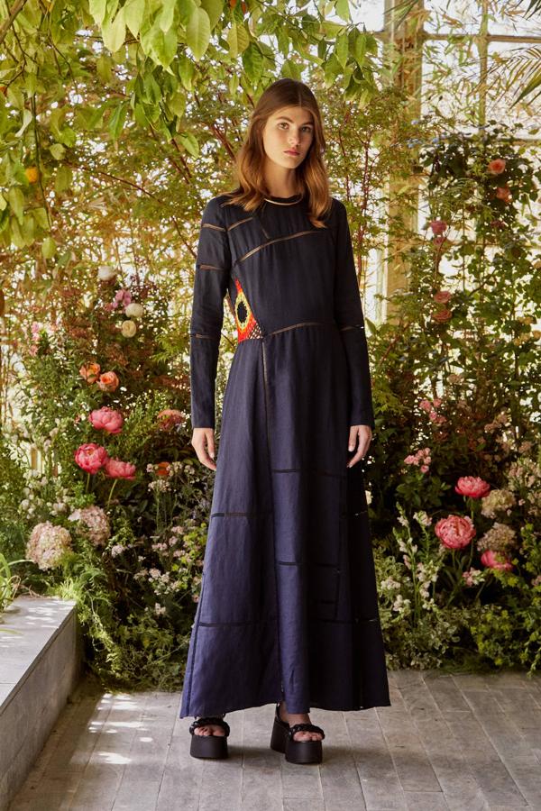 Vestido de Gabriela Hearst, zapatos de Gianvito Rossi y bisutería de Monica Castiglioni