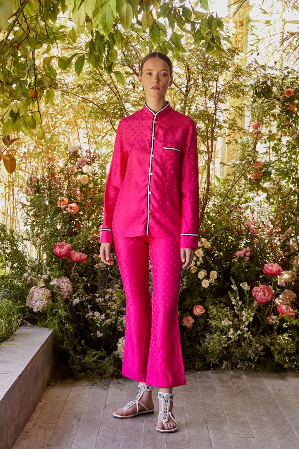 Conjunto pijamero de Marni y sandalias de Fendi.