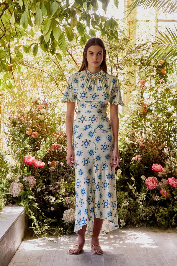 Vestido de Paco Rabanne, sandalias de Ancient Greek Sandals y joyas de Charlotte Chesnais.