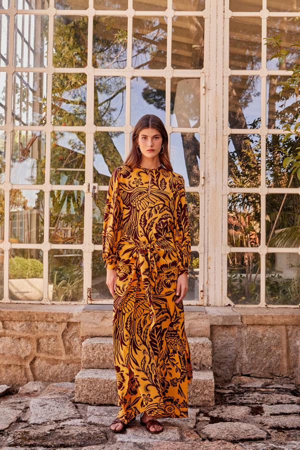 Vestido de Johanna Ortiz, zapatos de Gloria Ortiz y bisutería de Charlotte Chesnais.