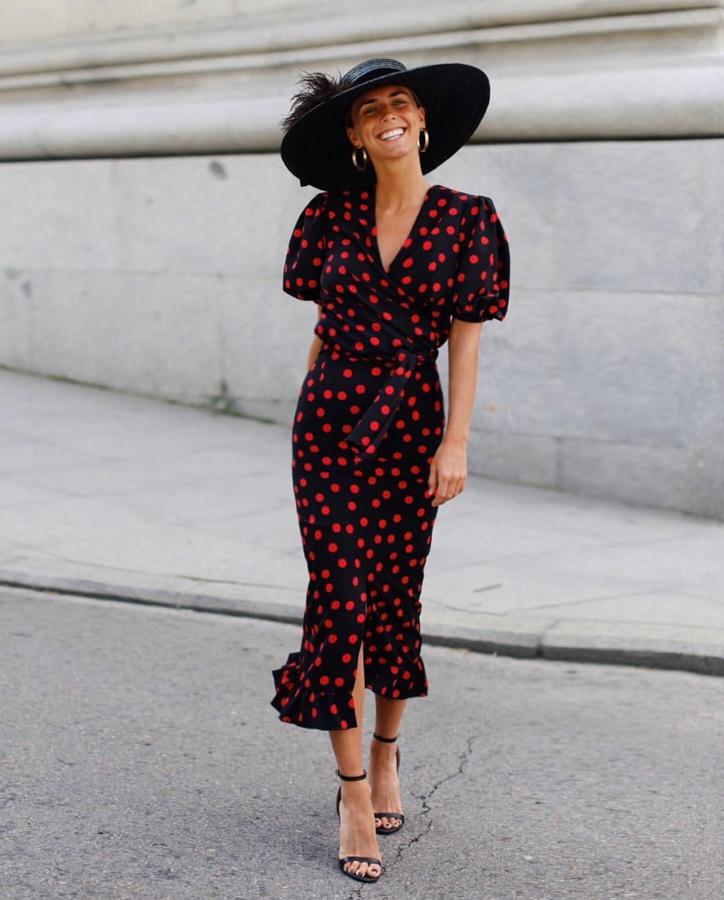 Vestido midi con lunares rojos + sombrero negro con plumas