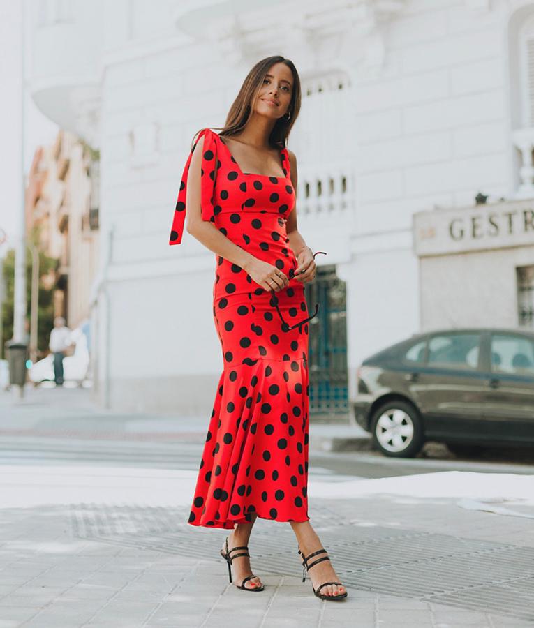 Vestido midi con estampado de lunares + sandalias con tiras de color negro