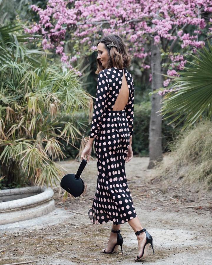 Vestido con la espalda al aire y estampado de lunares + sandalias con pulsera