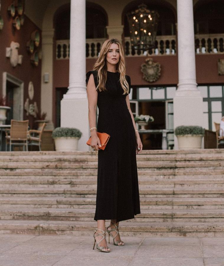Vestido negro de corte midi + sandalias metalizadas
