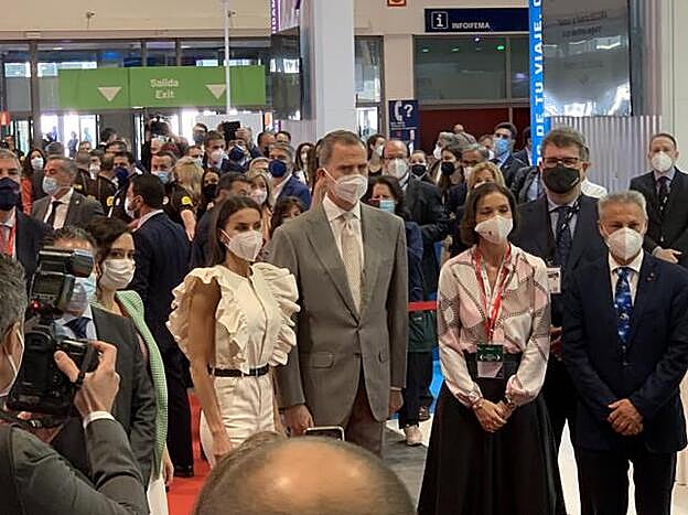 La Reina Letizia sorprende en FITUR con un look made in Spain espectacular que hace tipazo y tiene unas mangas con volantes que demuestran que los brazos son el nuevo escote