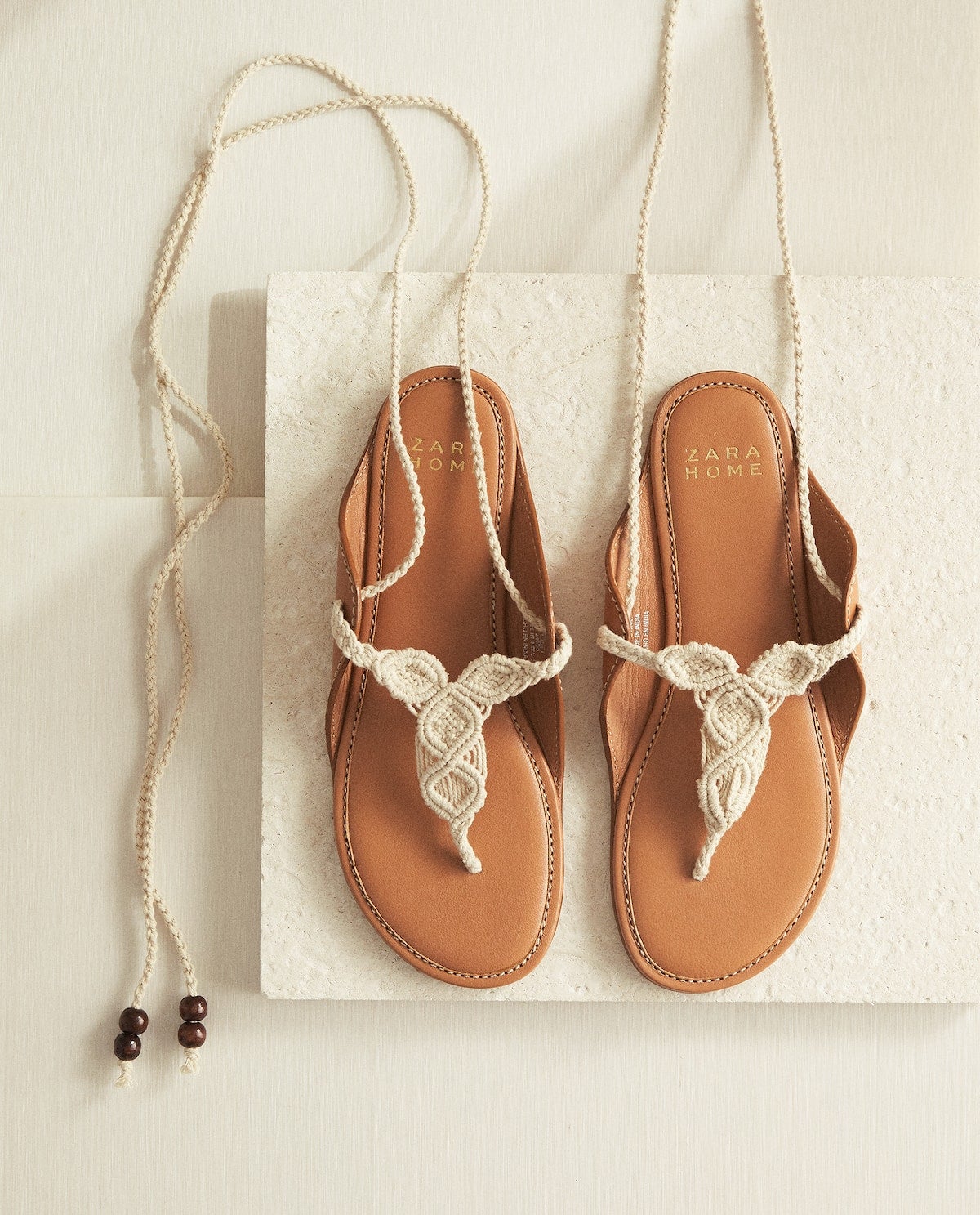 Sandalias bordadas y atadas de crochet con detalles de abalorios. (45,99 euros).