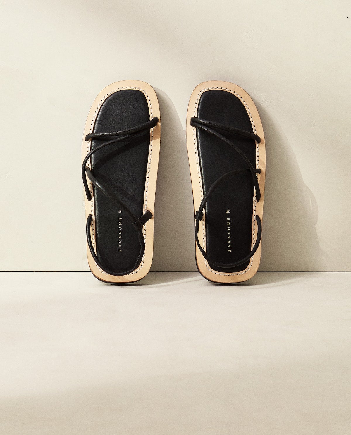 Sandalias negras de tiras y tejido de piel con suela acolchada para una mayor comodidad y bordes a contraste. (39,99 euros).