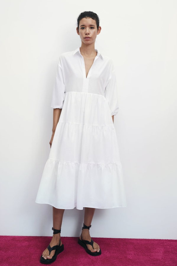 Vestidos con paneles hay muchos, pero este tiene el largo perfecto (el que más favorece la figura), la falda evasé ideal para quitar del foto la curva de las caderas y un color blanco que es un foco de luz sobre la persona. Con unos accesorios de primer orden, un vestidazo (Zara, 29,95 euros).