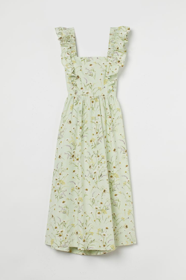 Esta es una opción radical: te proponemos un diseño estilo muñeca, absolutamente infantil, con un color verde lima y un estampado de flores maravilloso (H&M, 29,99 euros). Un vestido impensable a partir de los 50, que puedes llevar a tu terreno con los accesorios adecuados, por ejemplo, blazer y zapatillas.