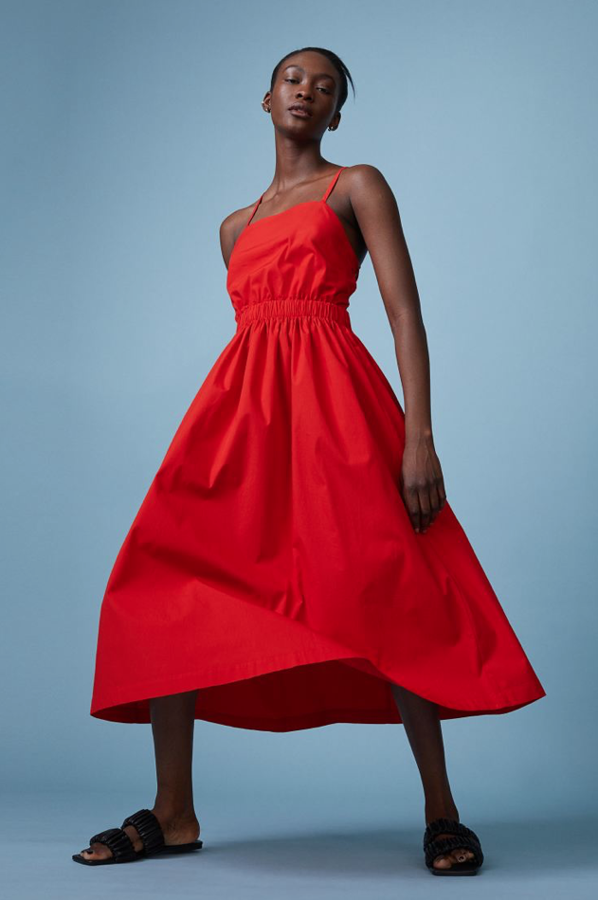 Solo hay que verlo: es un vestido ue cualquiera, a cualquier edad, quisiéramos tener en nuestro armario. Por suerte, está en la nueva colección de H&M, con lo que es absolutamente accesible (29,99 euros). Está confeccionado en algodón vaporoso, lleva un cuerpo de doble capa, escote cuadrado, tirantes finos y espalda descubierta con lazada, además de cntura elástica entallada y falda ligeramente evasé.