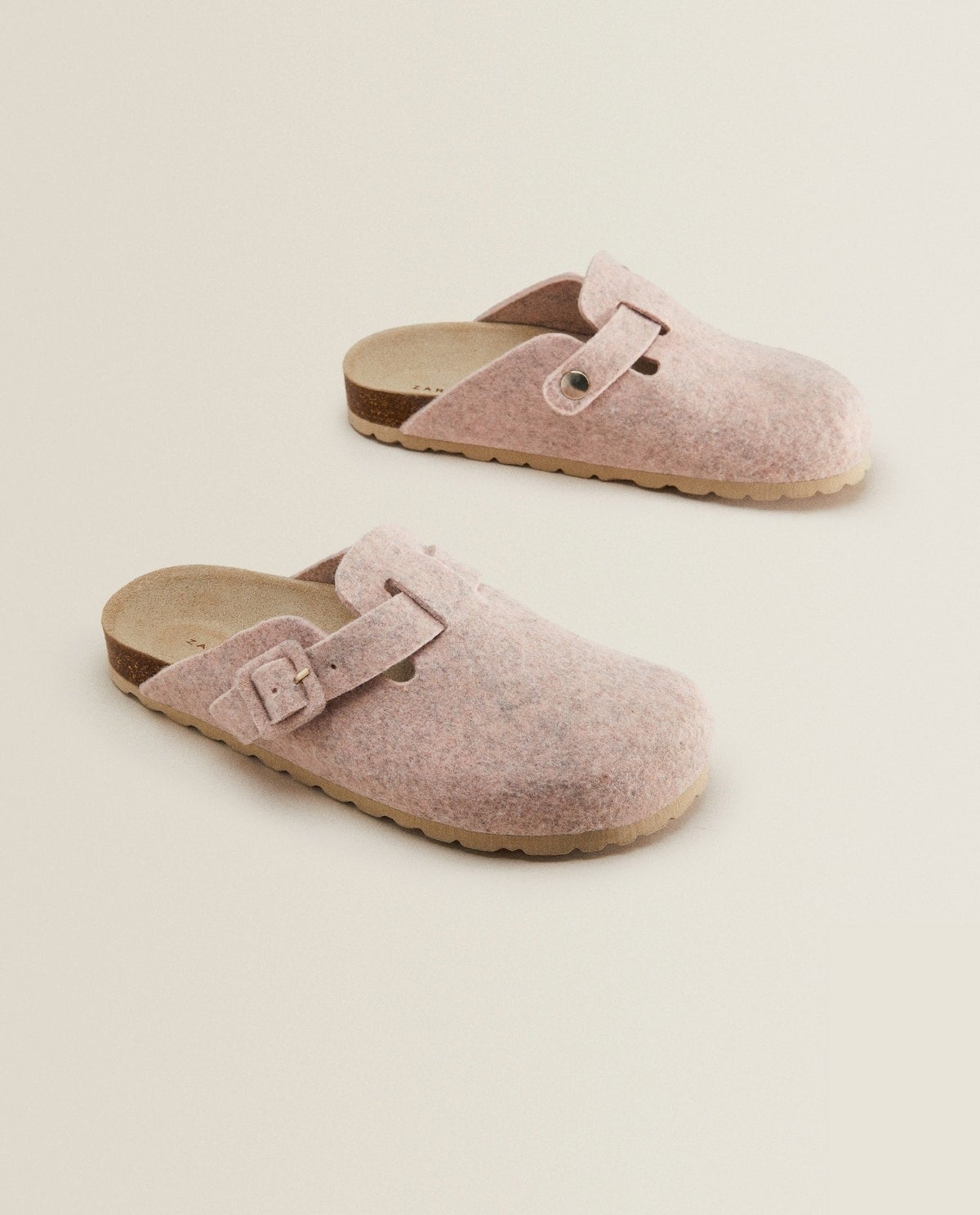 Zuecos de fieltro en rosado ideales para estar por casa y para salir a la calle. (22,99 euros).