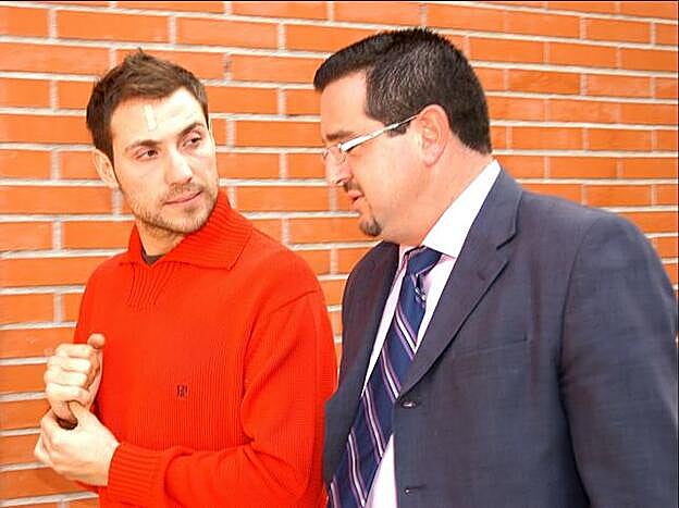 Antonio David Flores habla con su abogado camino del tribunal en una de las muchas ocasiones que Rocío Carrasco y él han tenido que verse las caras en un juicio.