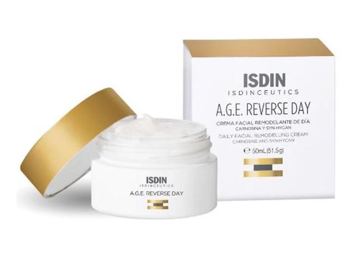 A.G.E. Reverse Day de Isdin es una crema facial exclusiva formulada con Exo-P, es decir, que forma un escudo protector en la superfície de la piel protegiéndola de la polución. Su uso continuado ayuda a redefinir y remodelar el óvalo facial, gracias al ácido hialurónico reticulado y al Syn-Hycan (86.90 euros)..
