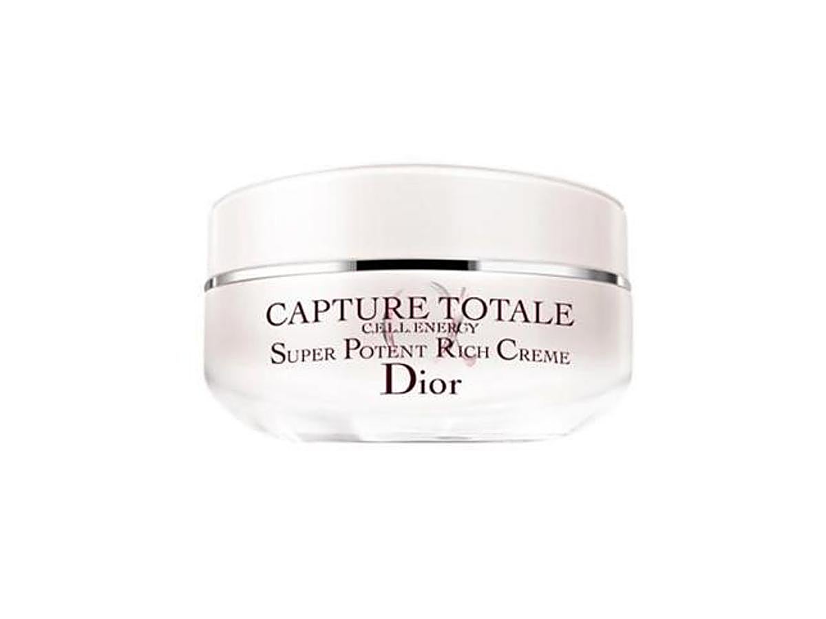 La crema Super Potent Rich Creme Capture Totale de Dior nutre profundamente la piel sin dejar un acabado graso. Su fórmula combina la tecnología biocelular con un extracto de aceite de peonía francesa, para una reparación intensa de la piel (92 euros).